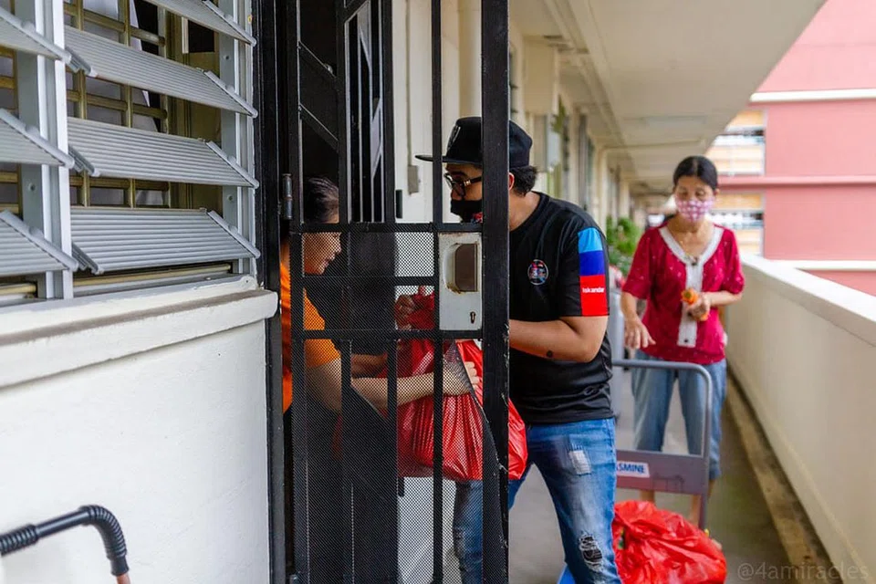 RINGANKAN BEBAN KELUARGA SUSAH: Anggota Abam-Abam Bimmers dan keluarga mereka mengetepikan sebahagian bantuan Covid-19 yang diterima daripada pemerintah untuk membeli barang keperluan dan mendermakannya kepada 120 keluarga yang tinggal di flat sewa di Bukit Merah. - Foto ihsan MOHAMAD FAIZAL SAMAT