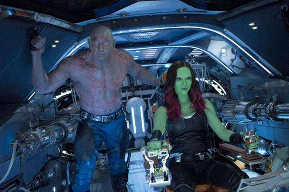 MEMANG TERKENAL: Dave Bautista (kiri) sebagai Drax bersama Zoe Saldana selaku Gamora merupakan pelakon yang dikenali dalam filem Guardians of the Galaxy Vol.2.