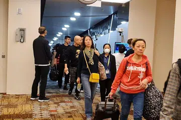 PERIKSA SUHU: Penumpang yang tiba di Lapangan Terbang Changi dari Wuhan, China, menjalani pemeriksaan suhu badan ekoran penularan pneumonia di Wuhan. 