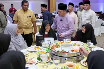 Menteri di Jabatan Perdana Menteri (Hal Ehwal Agama), Datuk Dr Mohd Na’im Mokhtar (berpakaian ungu), beramah mesra bersama anak yatim Pertubuhan Kebajikan Anak-Anak Yatim dan Miskin Darul Akhyar, Batu Rakit, Terengganu, pada Majlis Berbuka Puasa dan Penjenamaan Semula Hotel Wakaf The Grand Puteri Terengganu, pada 16 Mac.