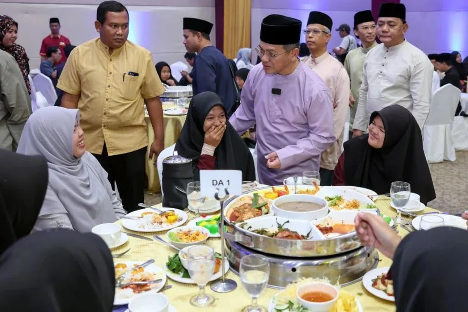 Menteri di Jabatan Perdana Menteri (Hal Ehwal Agama), Datuk Dr Mohd Na’im Mokhtar (berpakaian ungu), beramah mesra bersama anak yatim Pertubuhan Kebajikan Anak-Anak Yatim dan Miskin Darul Akhyar, Batu Rakit, Terengganu, pada Majlis Berbuka Puasa dan Penjenamaan Semula Hotel Wakaf The Grand Puteri Terengganu, pada 16 Mac.