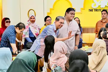 Pemangku Menteri Bertanggungjawab bagi Ehwal Masyarakat Islam, Profesor Madya Dr Muhammad Faishal Ibrahim (kiri) berinteraksi bersama penduduk yang hadir di sesi dialog ‘Teh Tarik Bersama Dr Faishal’ anjuran M³@Geylang Serai dan Jawatankuasa Eksekutif Kegiatan Melayu (MAEC) Kembangan di Saffrons Wisma Geylang Serai pada 24 Ogos.