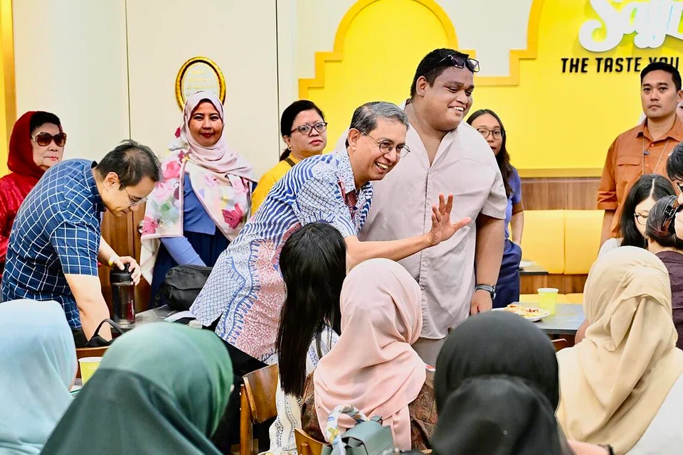 Pemangku Menteri Bertanggungjawab bagi Ehwal Masyarakat Islam, Profesor Madya Dr Muhammad Faishal Ibrahim (kiri) berinteraksi bersama penduduk yang hadir di sesi dialog ‘Teh Tarik Bersama Dr Faishal’ anjuran M³@Geylang Serai dan Jawatankuasa Eksekutif Kegiatan Melayu (MAEC) Kembangan di Saffrons Wisma Geylang Serai pada 24 Ogos.