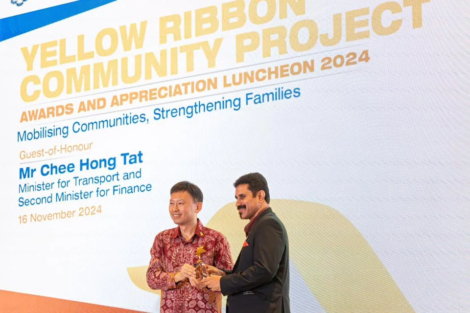 Tetamu terhormat, Menteri Pengangkutan Encik Chee Hong Tat (kiri), yang juga Menteri Kedua Kewangan memberi anugerah pengiktirafan kepada Encik Mohamathu Abdul Kader Sahul Hameed di majlis yang diadakan di Singapore Expo. 