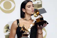 DUA LIPA: Terharu kerana merupakan antara pemenang wanita tahun ini yang membuktikan kesungguhan dan kerja keras. - Foto EPA-EFE 