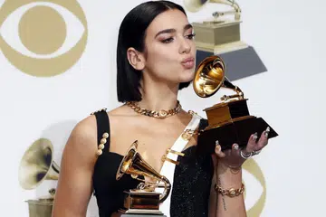DUA LIPA: Terharu kerana merupakan antara pemenang wanita tahun ini yang membuktikan kesungguhan dan kerja keras. - Foto EPA-EFE 