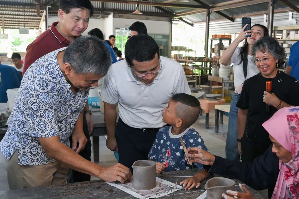 Acara pembukaan rasmi Potter’s Garden turut merangkumi lawatan berpandu yang dikendalikan oleh penggiat seni tembikar, Dr Suriani Suratman (dua dari kanan). Dalam ucapannya, Menteri Pendidikan dan Anggota Parlimen (MP) GRC West Coast-Jurong West, Encik Desmond Lee (berbaju putih di tengah), menjelaskan tentang peranan kawasan itu sebagai ruang yang mengekalkan warisan seni tembikar yang telah lama bertapak di Jurong. 