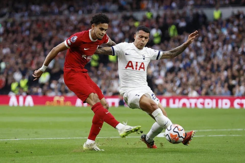 INTEGRITI SUKAN TERJEJAS: Jaringan gol Luis Diaz (kiri) dianggap berada dalam kedudukan ofsaid oleh pengadil dan VAR gagal membetulkan keputusan salah pengadil itu.
