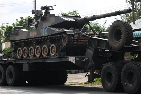 Trak tentera membawa kereta kebal ketika pertempuran maut antara Thailand dengan Kemboja berlaku di kawasan sempadan yang dipertikaikan, di wilayah Surin, Thailand, pada 11 Disember.