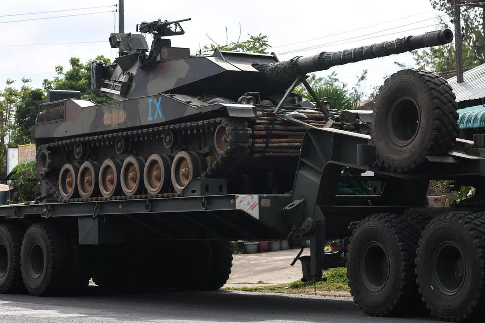 Trak tentera membawa kereta kebal ketika pertempuran maut antara Thailand dengan Kemboja berlaku di kawasan sempadan yang dipertikaikan, di wilayah Surin, Thailand, pada 11 Disember.