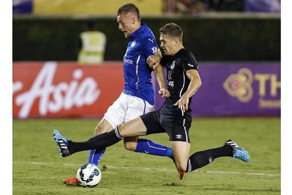 SERBA BOLEH: Pemain Everton, John Stones (jersi hitam), yang selesa bergerak sebagai pemain bek kiri atau bek tengah, beraksi semasa menentang Leicester City dalam perlawanan pramusim yang berlangsung di Bangkok bulan lalu. - Foto REUTERS
