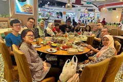 (kanan, duduk) Kenangan manis Cik Jamaliah berbuka puasa bersama anak-anak dan cucu-cucu pada Ramadan 2023. 