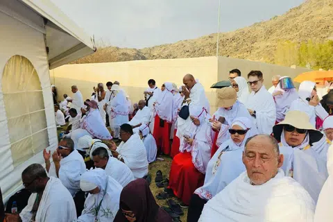 Jemaah haji bersama Hagel Travel and Tours semasa di Arafah pada 2024. 