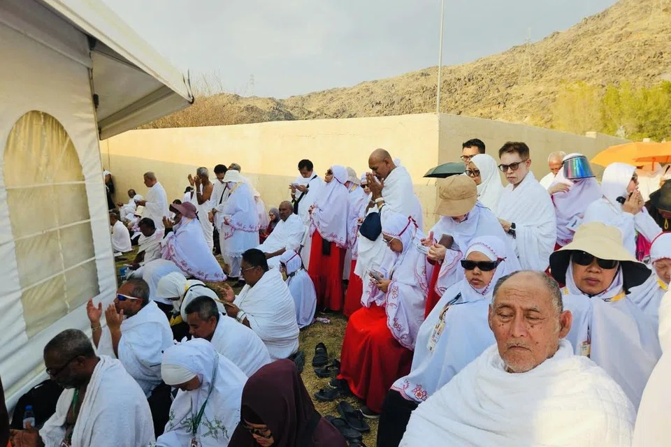Jemaah haji bersama Hagel Travel and Tours semasa di Arafah pada 2024. 