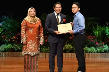 IMBAS KEMBALI - CAPAI KEJAYAAN: Encik Musa Ahmad Dahlan (kanan) menerima Anugerah Cemerlang Mendaki di majlis penyampaian anugerah Yayasan Mendaki 2019 daripada tetamu terhormat, Menteri Kedua (Pendidikan merangkap Ehwal Luar), Dr Mohamad Maliki Osman. Turut bersama di atas pentas adalah Timbalan Ketua Pegawai Eksekutif Yayasan Mendaki, Cik Zulaiha Yusuf (kiri). - Foto-foto MENDAKI