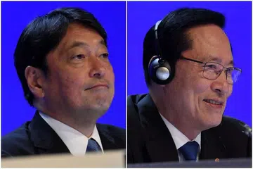 Menteri Pertahanan Jepun Itsunori Onodera (kiri) berkata Korea Utara tidak harus diberi ganjaran semata-mata jika ia bersetuju mengadakan dialog. Namun, Menteri Pertahanan Korea Selatan Song Young Moo berkatra dialog dengan Korea Utara tidak akan berganjak ke hadapan jika ia ditumpukan kepada perbezaan semata-mata.