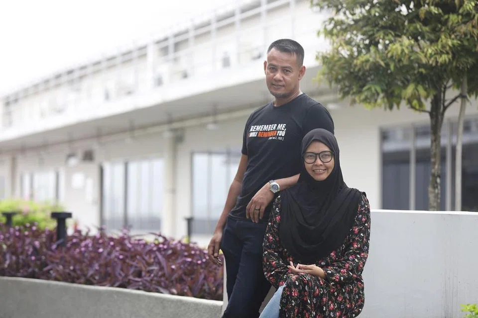 GIAT MEMBANTU KELUARGA PESALAH: Cik Nazirul dan Encik Mohamed Riduan merupakan pasangan suami isteri yang bersama menjadi sukarelawan Projek Reben Kuning Masyarakat, di mana mereka membantu keluarga pesalah. - Foto BM oleh MARCELLIN LOPEZ