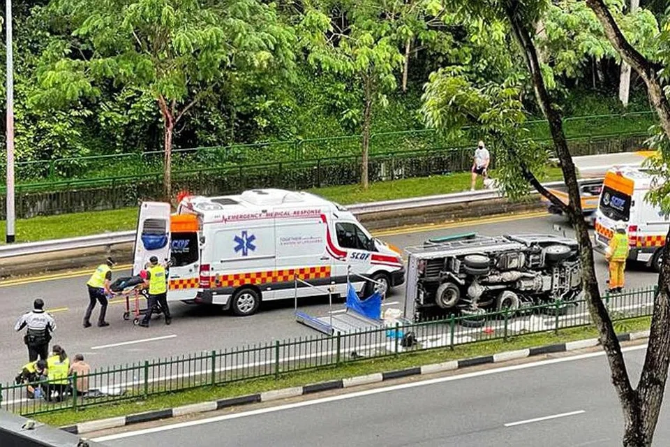 DIBERI BANTUAN: Seramai 10 lelaki dihantar ke hospital selepas satu nahas melibatkan sebuah lori di Upper Bukit Timah Road, dekat The Rail Mall, kelmarin. - Foto ZAOBAO
