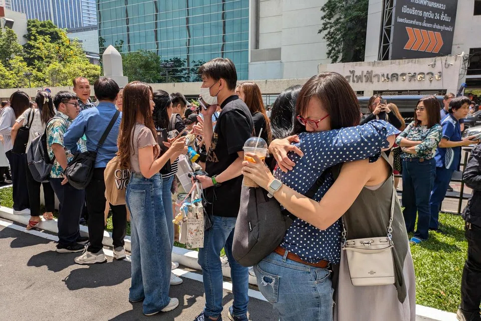  Orang ramai berdiri di luar sebuah bangunan pejabat di Bangkok pada 28 Mac 2025 selepas berlaku gempa bumi. Gempa bumi kuat dengan magnitud 7.7 melanda wilayah tengah Myanmar pada tarikh yang sama, dengan gegaran dirasai hingga ke selatan Thailand. Penduduk di ibu kota Bangkok dilihat lari keluar ke jalan raya apabila bangunan mula bergegar