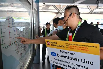 Kakitangan SMRT memberi arahan kepada penumpang di stesen MRT Expo pada 7 Disember.
