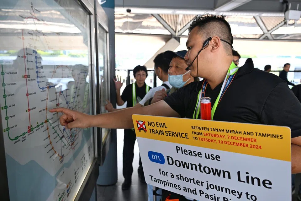 Kakitangan SMRT memberi arahan kepada penumpang di stesen MRT Expo pada 7 Disember.