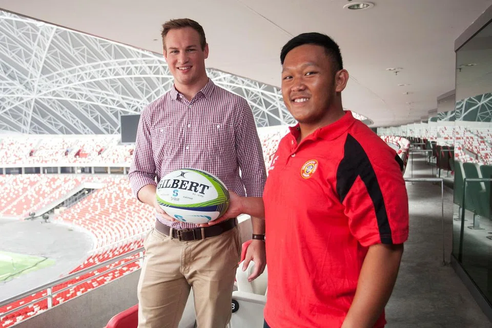 KAPTEN 'SEMUKA': Kapten skuad Pilihan Perdana Dunia Pertama, Matthew Humphreys (kiri), dan kapten pasukan Presiden XV, Gaspar Tan, bergambar menjelang pertemuan pembuka tirai sebelum pertarungan utama Super Rugby pada Sabtu ini. - Foto HAB SUKAN SINGAPURA