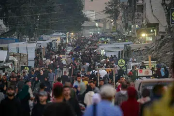 Penduduk Palestin berjalan di kawasan kejiranan Al Remal di Bandar Gaza, Semenanjung Gaza, pada 12 November 2025, ketika gencatan senjata antara Israel dan Hamas masih berkuat kuasa. Menurut Pertubuhan Bangsa-Bangsa Bersatu (PBB), sekitar 90 peratus penduduk Gaza, bersamaan kira-kira 1.9 juta orang, telah kehilangan tempat tinggal sejak konflik bermula.