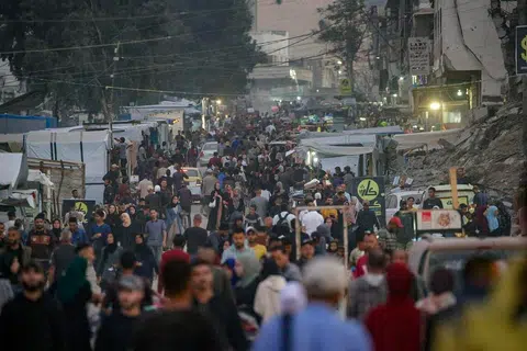 Penduduk Palestin berjalan di kawasan kejiranan Al Remal di Bandar Gaza, Semenanjung Gaza, pada 12 November 2025, ketika gencatan senjata antara Israel dan Hamas masih berkuat kuasa. Menurut Pertubuhan Bangsa-Bangsa Bersatu (PBB), sekitar 90 peratus penduduk Gaza, bersamaan kira-kira 1.9 juta orang, telah kehilangan tempat tinggal sejak konflik bermula.
