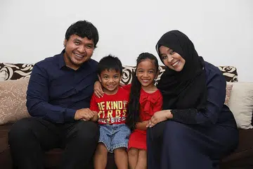 KELUARGA SUMBER KEKUATAN: Cik Nur Ashikin Mahmood meraih kekuatan dan semangat melawan barah buah dada tahap tiga daripada suami Encik Muhammad Nurfarhan Kamalruzaman dan anak-anak Nur Arianna Aleesya dan Nur Aaryan Amsyar. - Foto BH oleh MARCELLIN LOPEZ