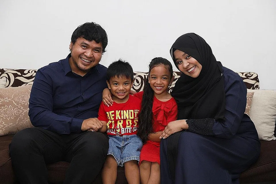 KELUARGA SUMBER KEKUATAN: Cik Nur Ashikin Mahmood meraih kekuatan dan semangat melawan barah buah dada tahap tiga daripada suami Encik Muhammad Nurfarhan Kamalruzaman dan anak-anak Nur Arianna Aleesya dan Nur Aaryan Amsyar. - Foto BH oleh MARCELLIN LOPEZ