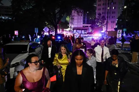 Para hadirin meninggalkan hotel Washington Hilton selepas bunyi tembakan kedengaran semasa Majlis Jamuan Malam Persatuan Koresponden Rumah Putih di Washington pada 25 April.