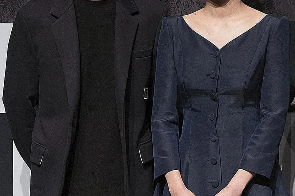 DULU MUSUH, KINI BEKAS KEKASIH: Jika di dalam filem 'The Witch', Kim Da-mi (kanan) dan Choi Woo-sik adalah musuh, mereka menjadi bekas kekasih yang payah luputkan kenangan lama dalam drama 'Our Beloved Summer'. - Foto LAMAN FACEBOOK MYDRAMALIST
