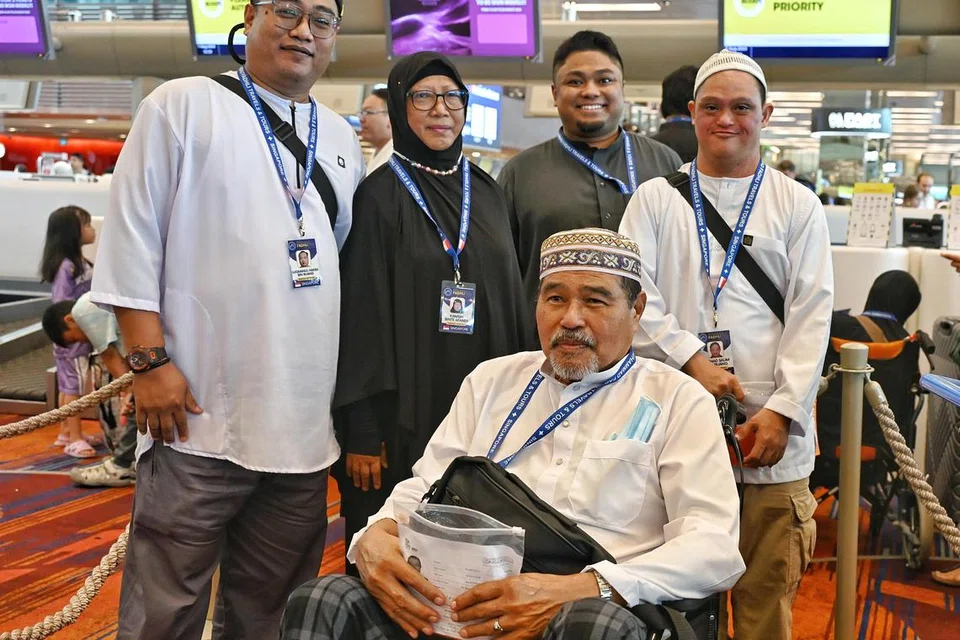Encik Ahmad Salim Buang (kanan, diri) antara jemaah di bawah KCMS yang akan ke umrah. Bersama dalam gambar ikut putaran jam ialah bapanya, Encik Buang Jonid, abang sulungnya, Encik Luqmanul Hakim Buang, ibunya Cik Kamsih Afandi dan Ustaz Muhammad Fadhli Salib.