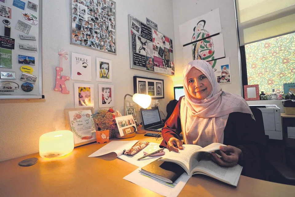 KAJI SASTERA: Dr Kartini Anwar menyarankan masyarakat supaya menyediakan ruang selamat bagi kanak-kanak mempersoal sesuatu perkara dan beri pandangan dalam konteks pendedahan sastera. Selain itu, masyarakat mesti menyediakan bahan bermutu dan menampilkan juga sastera tradisional dalam gelanggang wacana sastera. - Foto BM oleh TIMOTHY DAVID