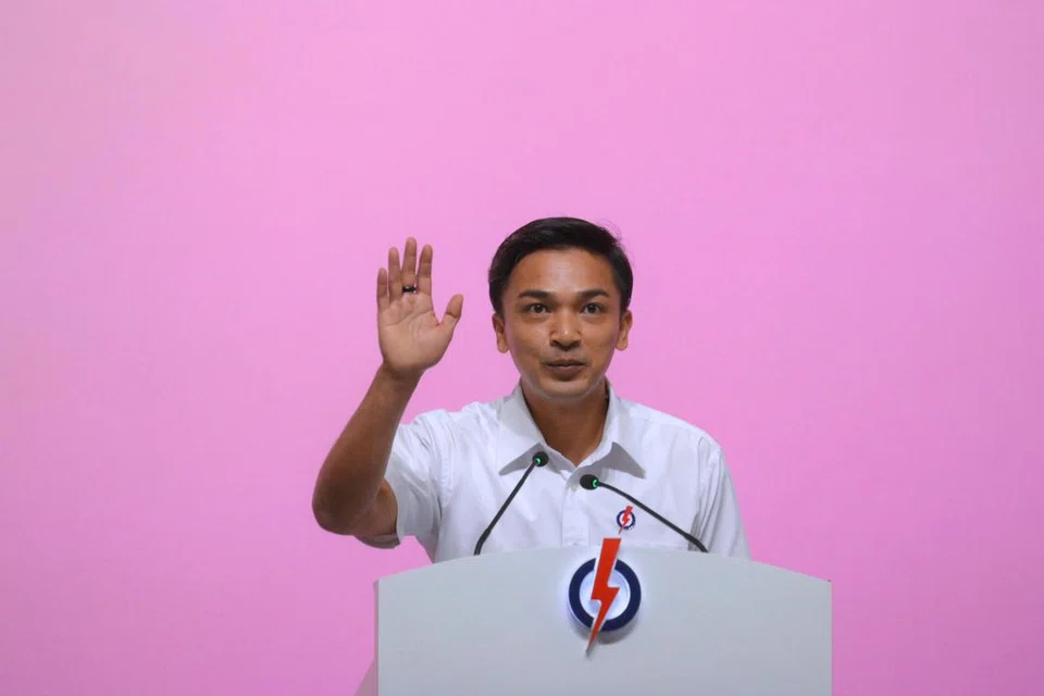 BERI UCAPAN: Dr Elmie Nekmat menyampaikan ucapan semasa majlis Anugerah dan Konvensyen Parti Tindakan Rakyat (PAP) 2023 di Singapore Expo pada Ahad.