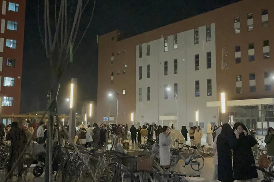 KELUAR DARI BANGUNAN: Para pelajar sebuah universiti berkumpul di luar bangunan asrama mereka selepas dipindahkan dari  kampus Universiti Yuzhong,di Lanzhou di wilayah Gansu barat laut China, 19 Disember 2023.