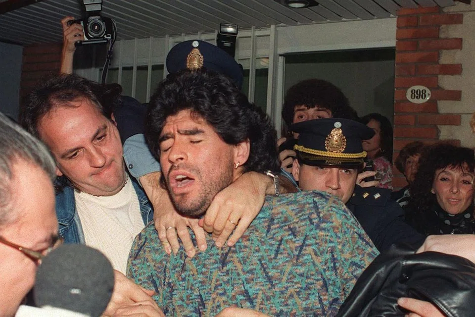 SAAT KEJATUHAN: Maradona diberkas polis Argentina di sebuah apartmen di Buenos Aires pada 26 April 1991 selepas didapati memiliki dadah kokain seberat setengah kilo. - Foto AFP 