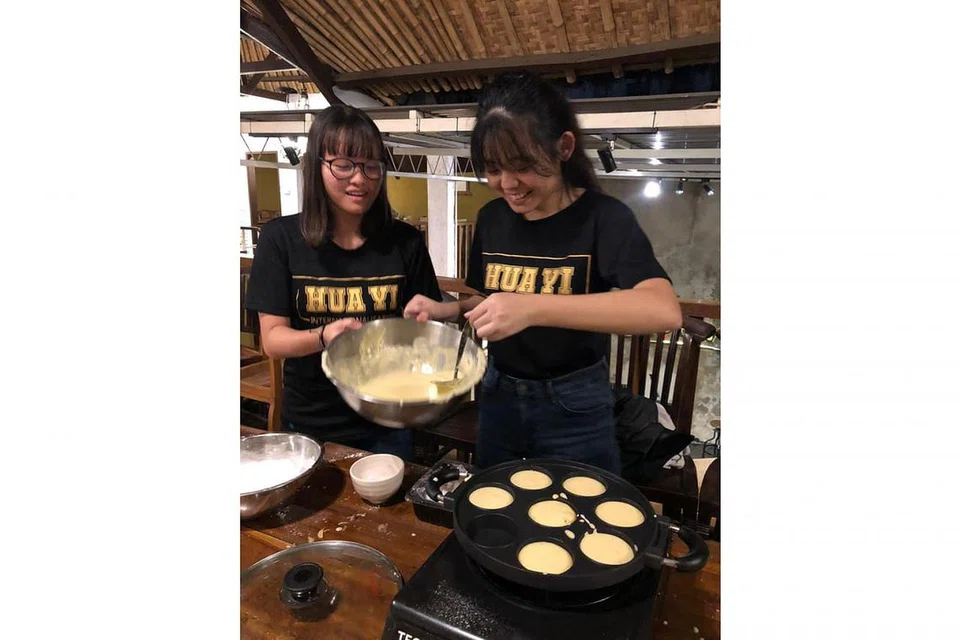 BELAJAR BUAT KUIH: Cuba-cuba membuat kuih lumpur dalam sesi memasak. - Foto ihsan FARAH SUHAIMI SAAT