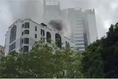 Dalam sebuah video insiden, asap hitam jelas kelihatan dari jauh dan ia keluar dari bahagian atas kondominium.