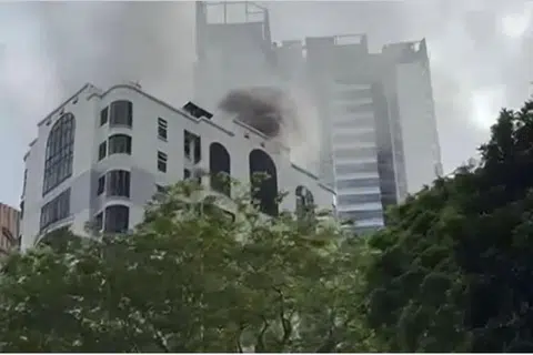 Dalam sebuah video insiden, asap hitam jelas kelihatan dari jauh dan ia keluar dari bahagian atas kondominium.