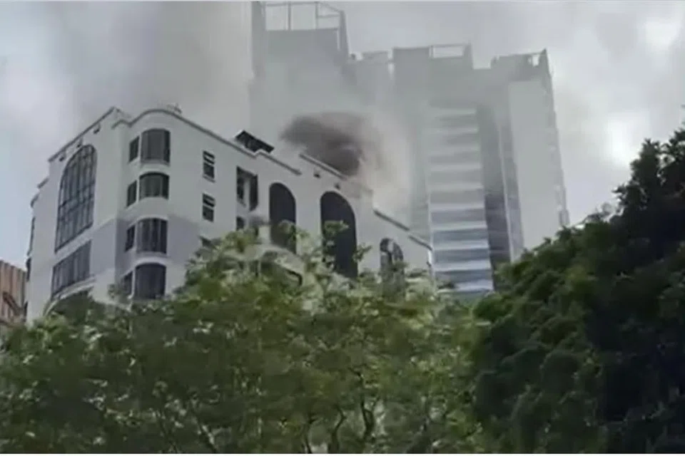 Dalam sebuah video insiden, asap hitam jelas kelihatan dari jauh dan ia keluar dari bahagian atas kondominium.