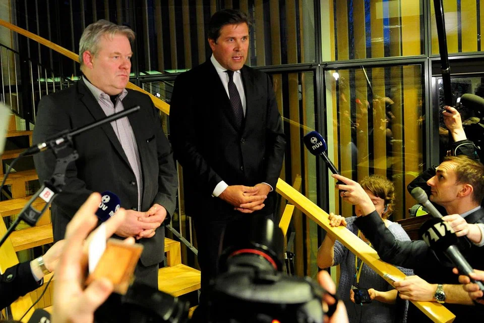 PERDANA MENTERI BARU: Encik Sigurdur Ingi Johannsson (kiri) dilantik oleh gabungan Parti Progresif dan Parti Kemerdekaan sebagai Perdana Menteri Iceland yang baru menggantikan Encik Sigmundur David Gunnlaugsson yang meletak jawatan kelmarin selepas bantahan besar-besaran orang awam. - Foto REUTERS