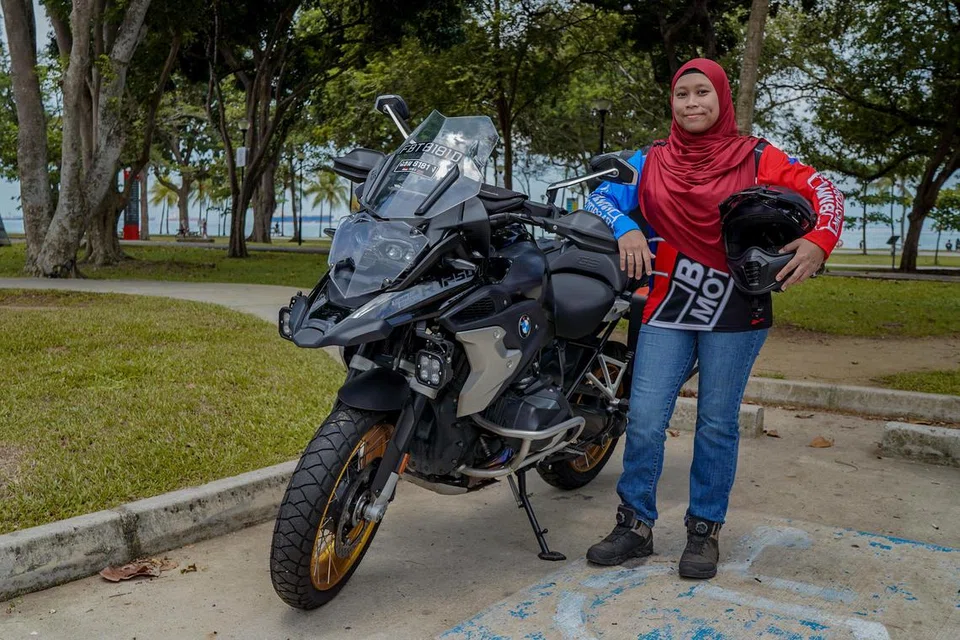 MINAT MOTOSIKAL: Pemilik motosikal besar BMW R 1250 GS, Cik Radiah Sumadi, berkata minatnya dalam kenderaan tersebut bermula sejak kecil dibonceng bapanya dengan Vespa. Beliau telah menunggang motosikalnya sejauh Thailand bersama suaminya.