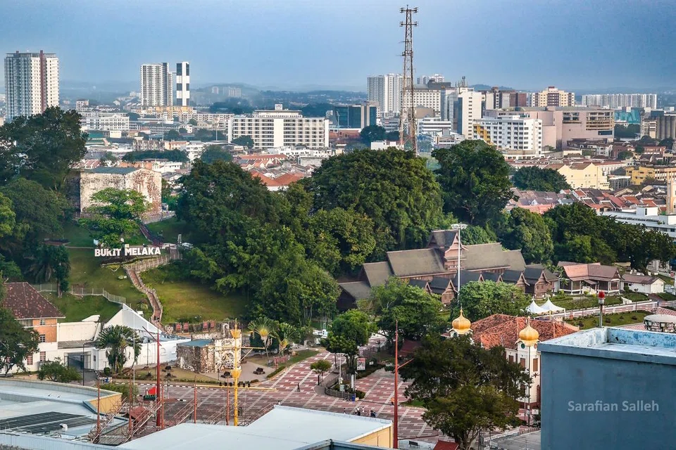  Pemandangan kota Melaka dari Bukit Melaka, salah satu tapak yang paling sarat dengan sejarah. 
