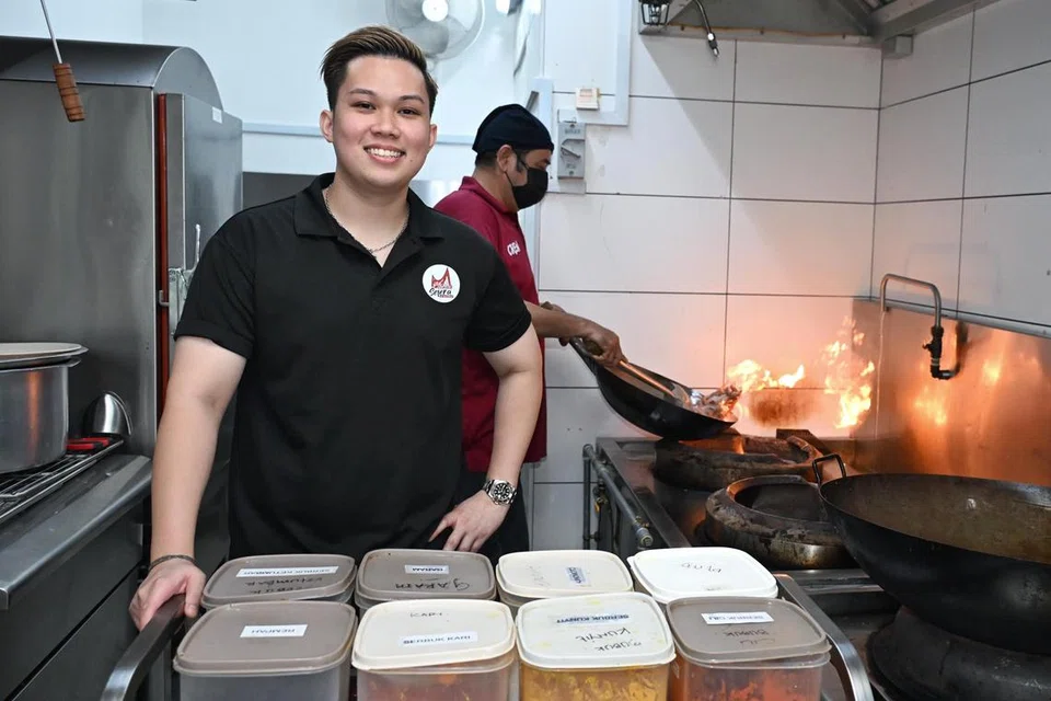 Dahulu seorang pramugara selama sekitar lima tahun, Encik Hadi Hazman (depan) kini menguruskan perniagaan katering keluarganya, Pondok Selera Catering Services, yang ditubuhkan pada 2023.