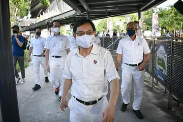 KUNJUNGI GRC LAMA: Timbalan Perdana Menteri Heng Swee Keat (depan) melawat GRC Tampines di mana beliau pernah berkhidmat sebagai AP selama hampir 10 tahun dan ke sana bersama pasukan PAP yang bertanding di situ termasuk Encik Masagos (kanan) dan wajah baru di GRC Tampines, Dr Koh Poh Koon (dua dari kiri). - Foto BH oleh ARIFFIN JAMAR