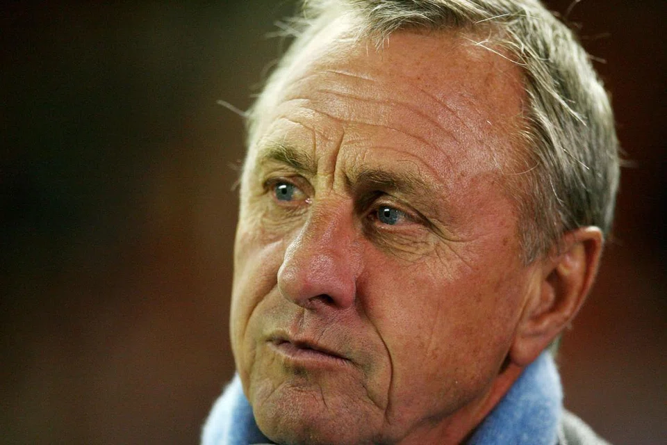 KECEMERLANGAN DI PADANG SUKAR DITANDANGI: Pemergian Johan Cruyff yang dikenali sebagai pemain dan jurulatih bola sepak cemerlang sukar dicari ganti. Dunia bola sepak kehilangan tokoh yang berwibawa. - Foto ACTION IMAGES
