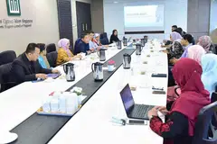 BERTUKAR PANDANGAN: Dr Maliki (empat dari kiri) mempengerusikan perbincangan keempat Cofa dengan ahli akademik dari institusi pengajian tinggi. - Foto MUIS