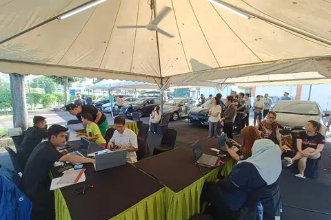 Ramai telah membuat perjalanan seawal 7 pagi ke pusat VEP di Johor Bahru (atas) dan Singapura.