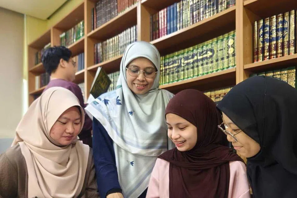 Pensyarah sepenuh masa di Institut Pengajian Tinggi Al-Zuhri, Ustazah Fatimah Mohd Ali (dua dari kanan), berkata agama mendidik manusia agar berhati-hati dalam setiap tindakan dan tenang menghadapi apa jua cabaran dalam kehidupan. 